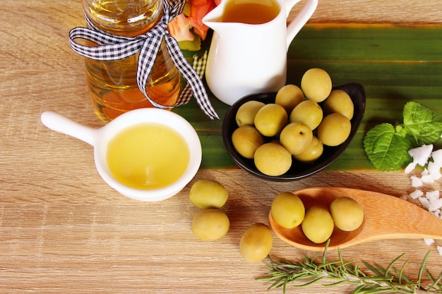 Olio d&#39;oliva per la salute su fondo di legno