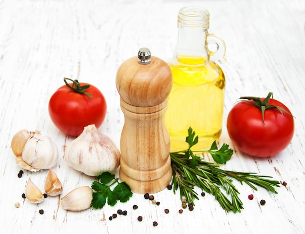 Olio d&#39;oliva, pomodoro e aglio