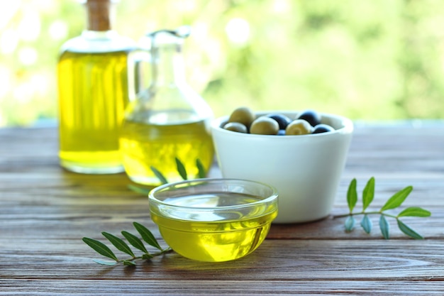 Olio d'oliva su un tavolo di legno all'esterno