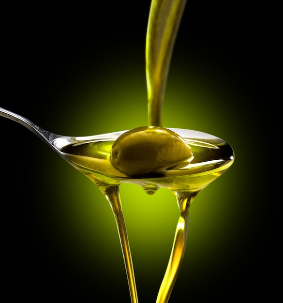 olio d'oliva versato in un cucchiaio in tutte le sue forme