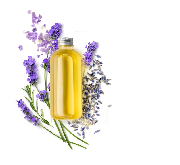 Olio da bagno e sale di lavanda con fiori su un bianco