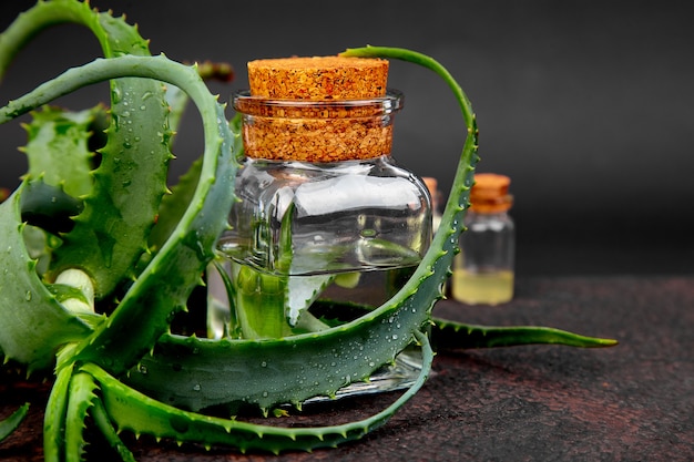 Olio di aloe vera in bottiglia di vetro e asciugamano per spa