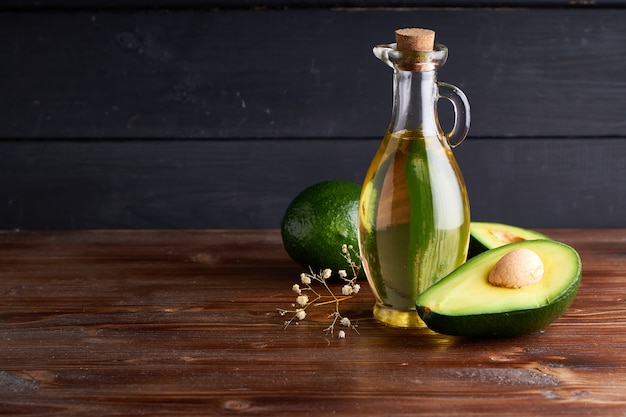 Olio di avocado sano in bottiglie di vetro.