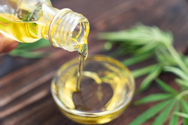 Olio di CBD su sfondo di legno Concetto di marijuana medica con olio di cannabis