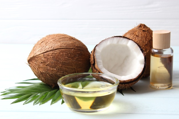 Olio di cocco e noci di cocco, rami di palma da vicino. Foto di alta qualità