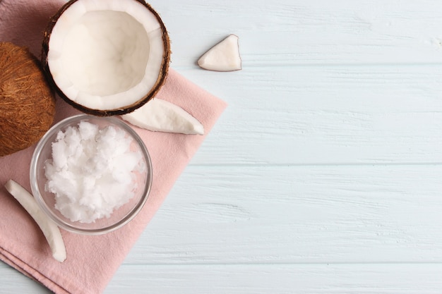 Olio di cocco e noci di cocco, rami di palma da vicino. Foto di alta qualità