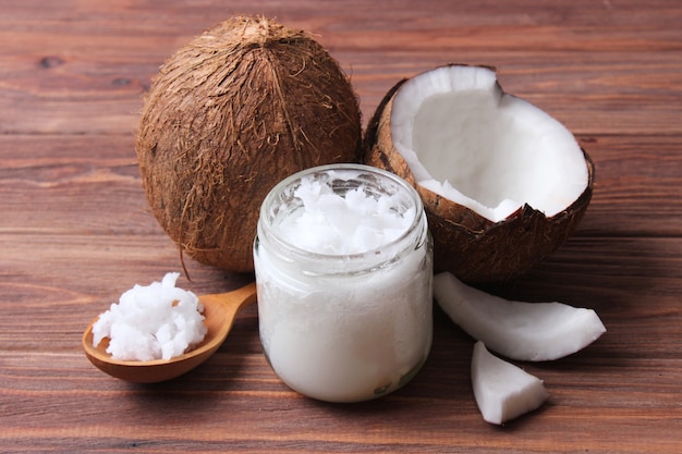 Olio di cocco e rami di palma da cocco da vicino