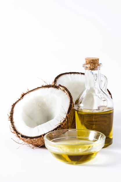 Olio di cocco isolato su bianco