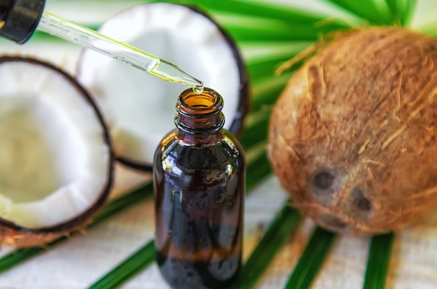 Olio di cocco naturale in bottiglia. Messa a fuoco selettiva.