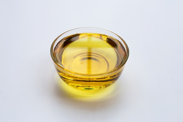 Olio di crusca di riso su sfondo bianco.