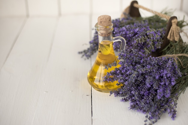 Olio di lavanda aromatico per terapia termale in un salone di bellezza.