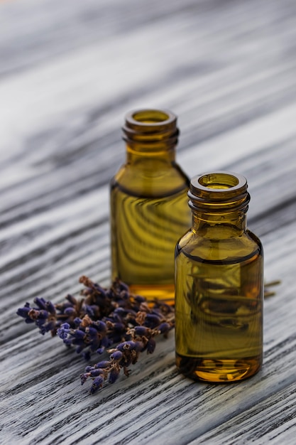 Olio di lavanda in bottiglia di vetro