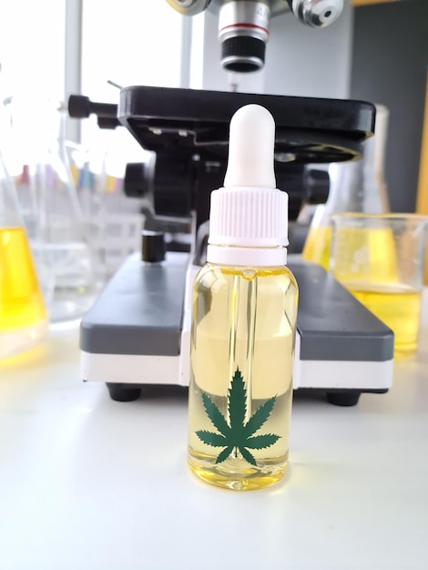 Olio di marijuana in fiala in primo piano di laboratorio