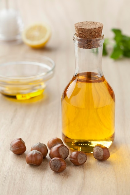 Olio di nocciole e nocciole