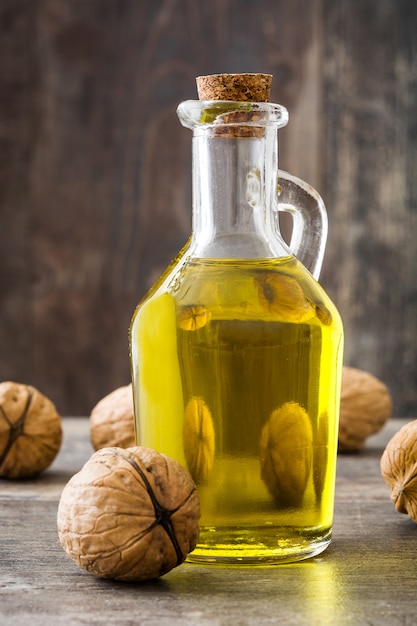 Olio di noci sulla tavola di legno