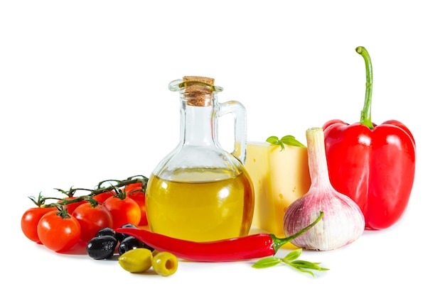 olio di oliva ciliegio pomodori aglio olive formaggio e pepe rosso cucina italiana