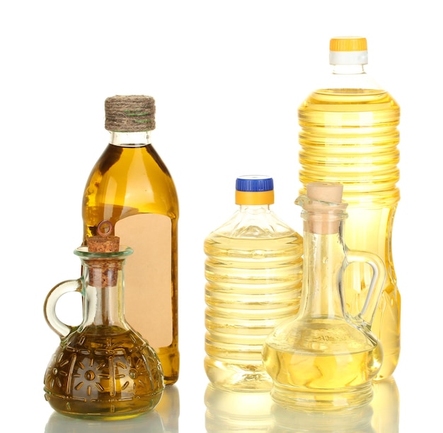 Olio di oliva e di girasole nelle bottiglie e nei piccoli decantatori isolati su bianco