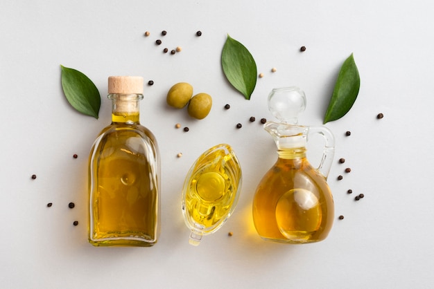 Olio di olive su tavoli con foglie e olive