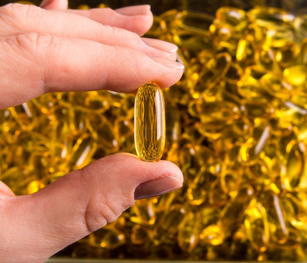 Olio di pesce, capsule molli, omega, capsule di integratori isolate, concetto di prodotto sano.