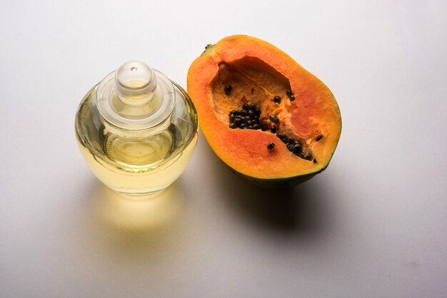 Olio di semi di papaya con Papita grezza su una superficie lunatica. messa a fuoco selettiva