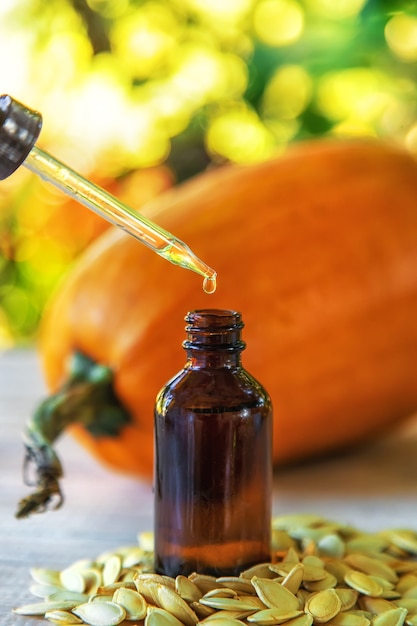 Olio di semi di zucca in bottiglia. Messa a fuoco selettiva.