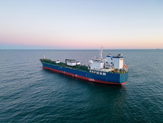 Olio di vettore dell'autocisterna della nave dell'olio di vista aerea sul mare al tramonto