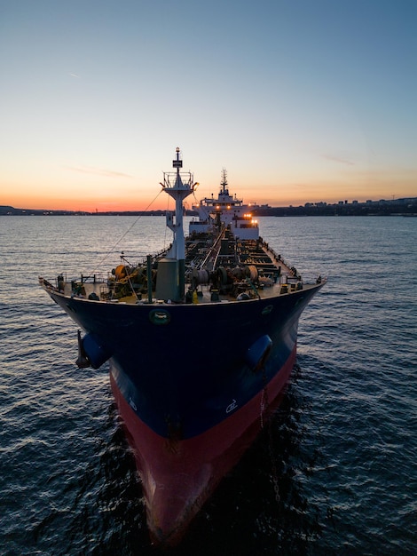 Olio di vettore dell'autocisterna della nave dell'olio di vista aerea sul mare al tramonto