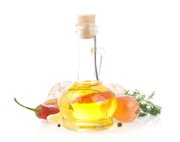 Olio e ingredienti alimentari isolati su sfondo bianco