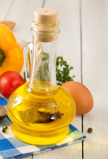 Olio e ingredienti alimentari, spezie su legno