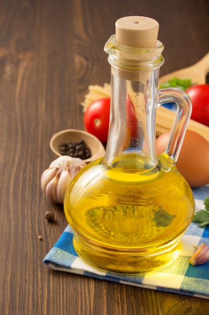 Olio e ingredienti alimentari spezie su legno