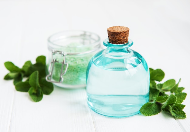 Olio essenziale aromatico con sale massaggio e menta