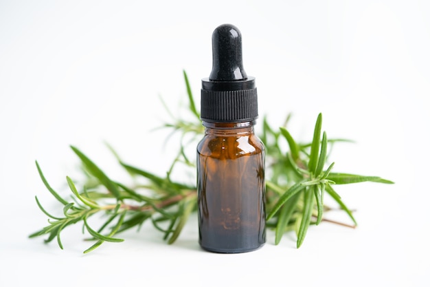 Olio essenziale aromatico di rosmarino fresco mazzo di erbe con bottiglia di erbe aromaterapia.