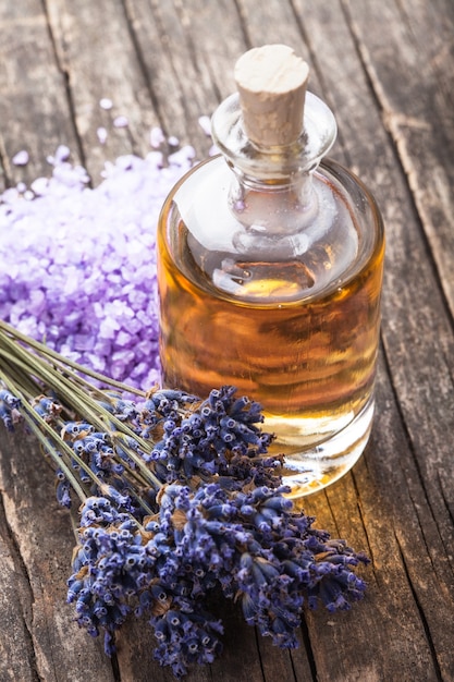 Olio essenziale con fiori di lavanda e sale marino - concetto di spa