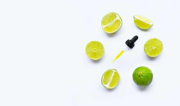 Olio essenziale con lime su bianco con copyspace