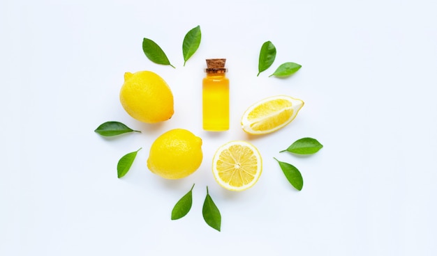 Olio essenziale con limone su bianco.