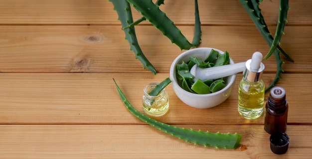 Olio essenziale di aloe vera su succo di fondo in legno Messa a fuoco selettiva