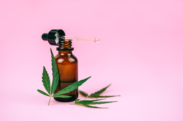 Olio essenziale di cannabis in bottiglia