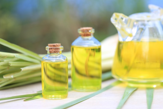 Olio essenziale di citronella in bottiglie di vetro