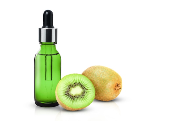 Olio essenziale di kiwi isolato su bianco