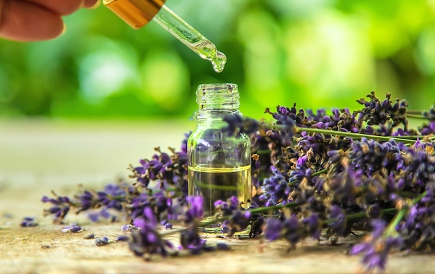 Olio essenziale di lavanda in una bottiglia. Messa a fuoco selettiva.