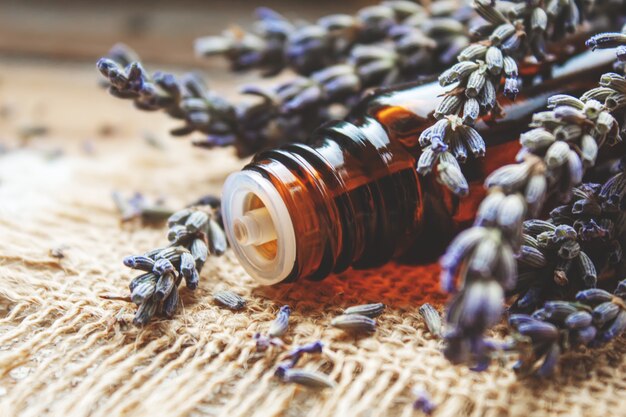 Olio essenziale di lavanda in una piccola bottiglia.fuoco selettivo.natura