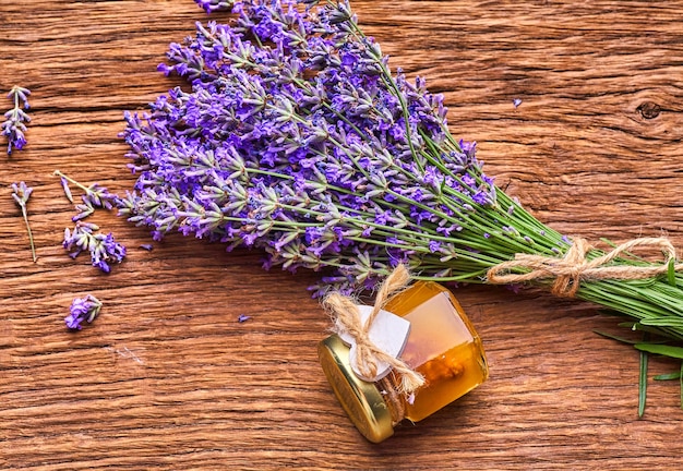 Olio essenziale di lavanda mazzo di fiori di lavanda