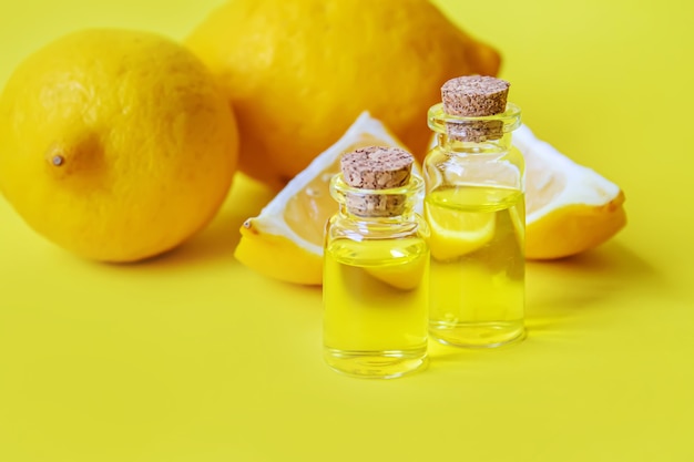 Olio essenziale di limone su sfondo giallo. Messa a fuoco selettiva.natura