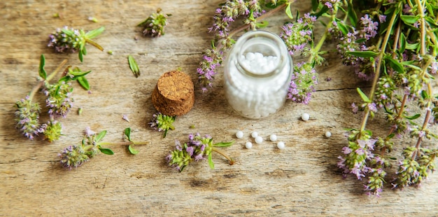 Olio essenziale di timo in bottiglia Messa a fuoco selettiva