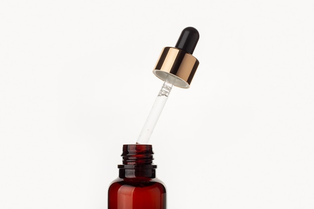 Olio essenziale in un flacone contagocce in vetro e una pipetta con olio gocciolante Prodotto di bellezza naturale biologico cosmetico a base di erbe