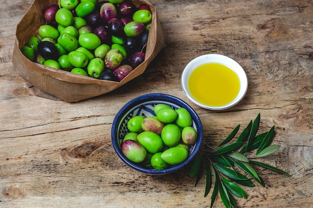 Olio extra vergine di oliva spagnolo fresco con olive
