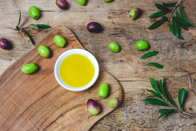 Olio extra vergine di oliva spagnolo fresco con olive