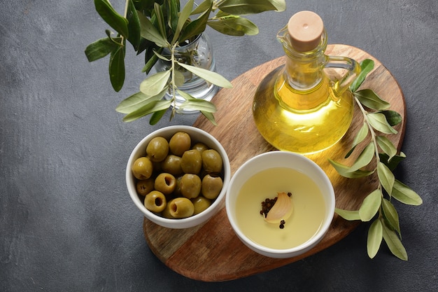 Olio extravergine di oliva, ramo d'ulivo e olive