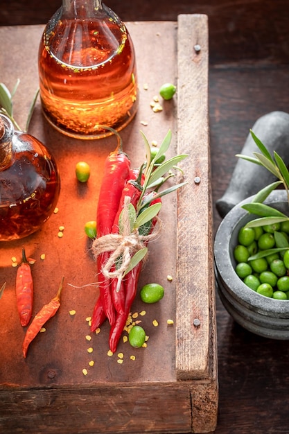 Olio fresco e salutare in bottiglia con peperoncino