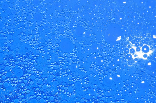 Olio in acqua blu